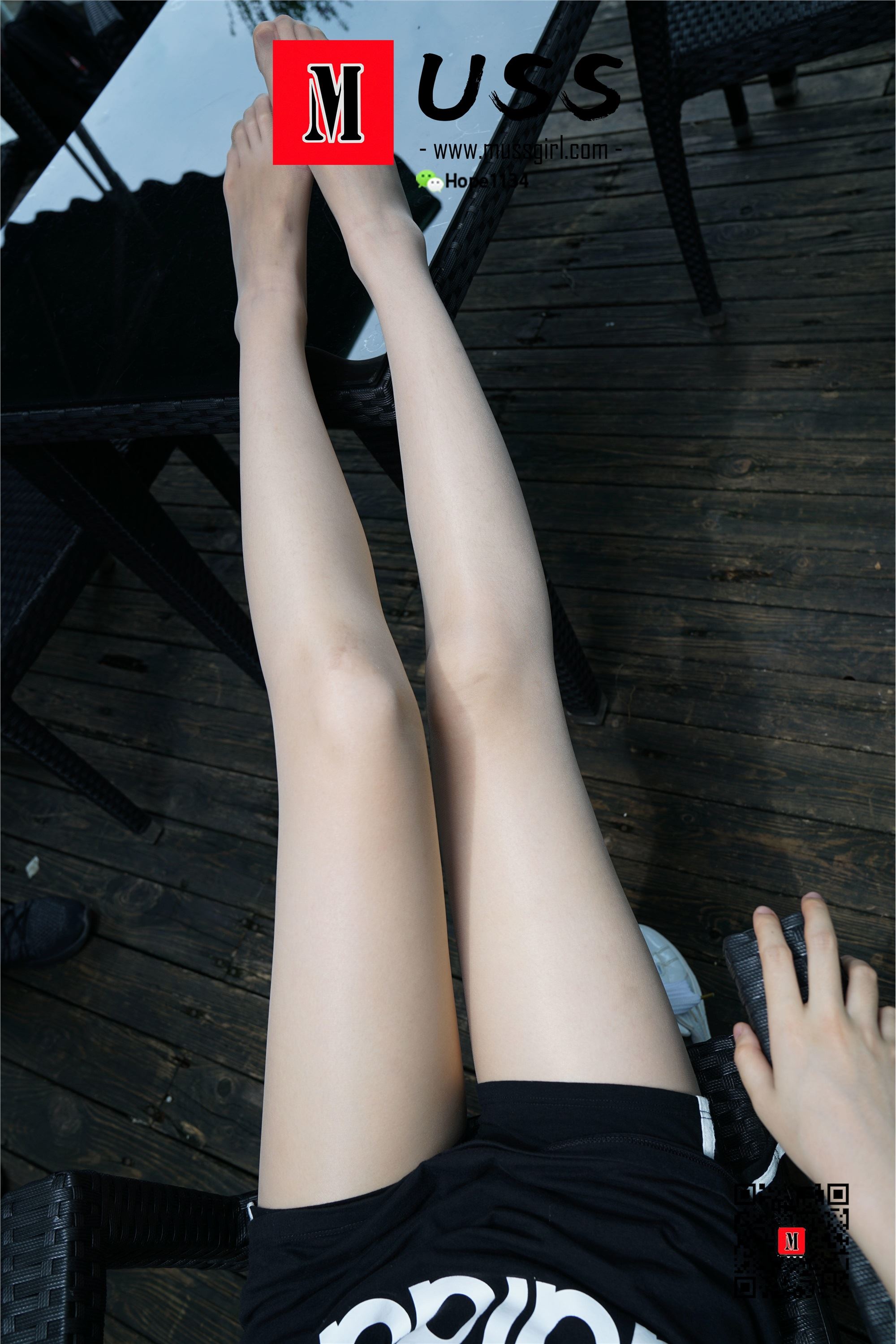 Mussgirl No.009 happy girl legs legs